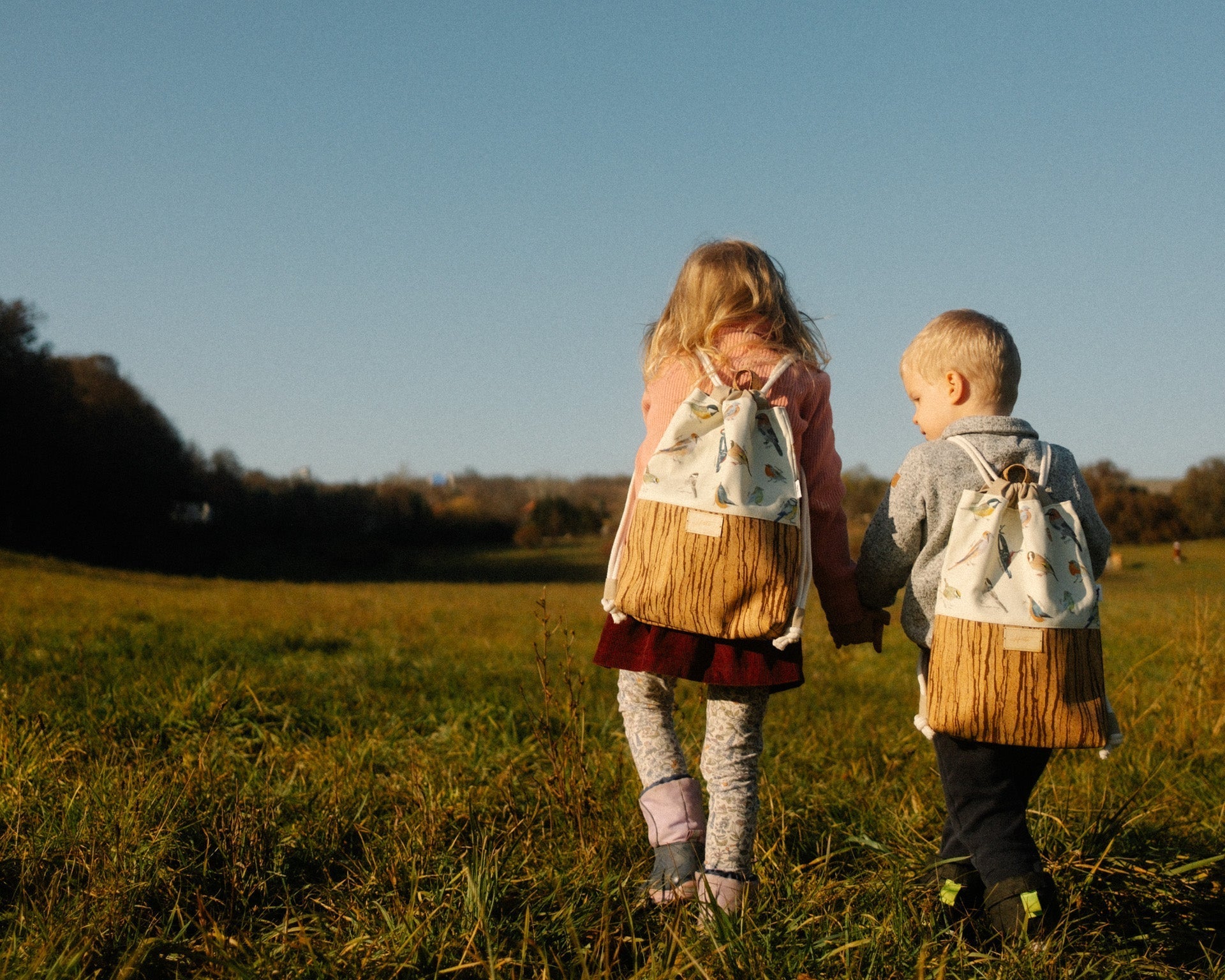 Az első hetek otthon két gyerekkel: küzdelem és apró sikerek